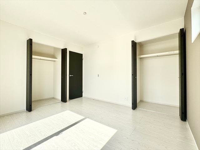 7帖洋室:収納がしっかりあるので、お部屋を広くお使いただけます。小物なども収納できるのでレイアウトも楽しむことができそうです。