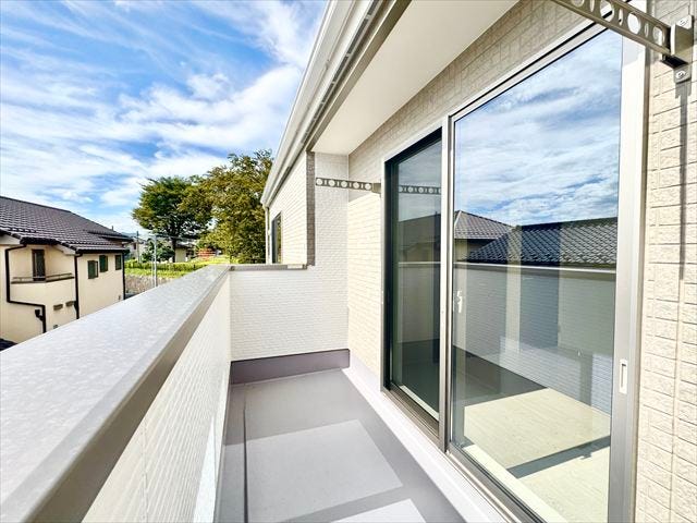 南東側バルコニー:物干し竿が掛けられるようになっています。お洗濯もスムーズに干して取込めますね。