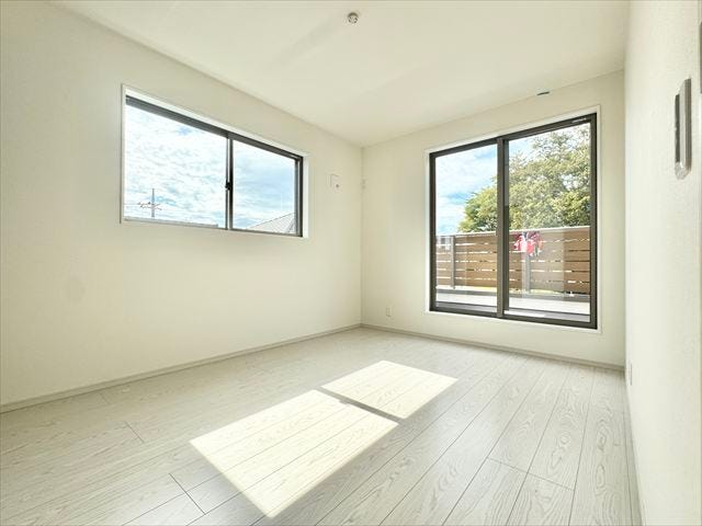 南側6帖洋室:バルコニーへ出入りのできる洋室。大型の寝具なども直接バルコニーで干すこともできますね。