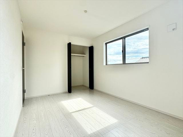 6帖洋室:各部屋収納を設けているのですっきりと片付いた室内を保てそうですね。