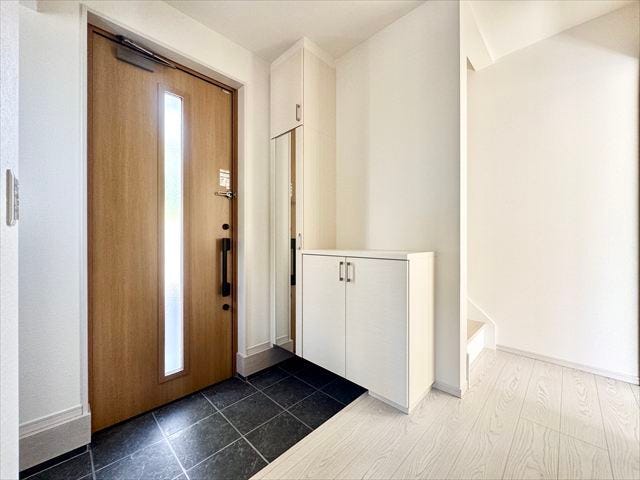 玄関:ホワイトを基調とした収納スペースがあります。ご家族分の靴をしまうことができます。すっきりと片付いた玄関で気持ちよくご家族をお出迎えすることができます。