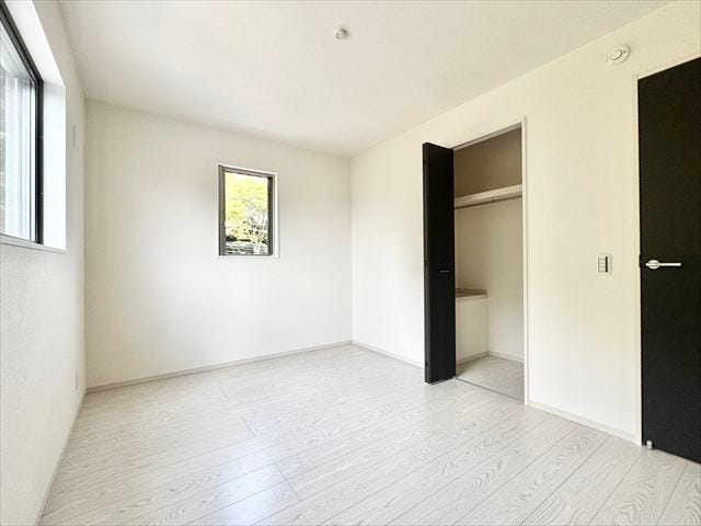 北側6帖洋室:2面採光なので日当たり、風通しともに良好です。北側のお部屋は優しい日差しが入るのでゆったりと読書などを楽しむことができそうです。