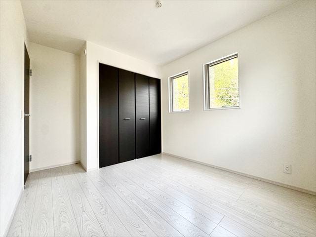 5.2帖洋室:収納スペースがあるのでコンパクトなお部屋ですがスッキリと片付けることができ、お部屋を広くお使いいただけます。