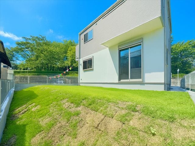 庭:広めのお庭なのでお子様と遊んだり、ペットと遊んだりできそうですね。ガーデニングや家庭菜園なども楽しめそうです。※画像は実際の写真をもとにCGにて再現したイメージ画像であり、実際とは異なります。