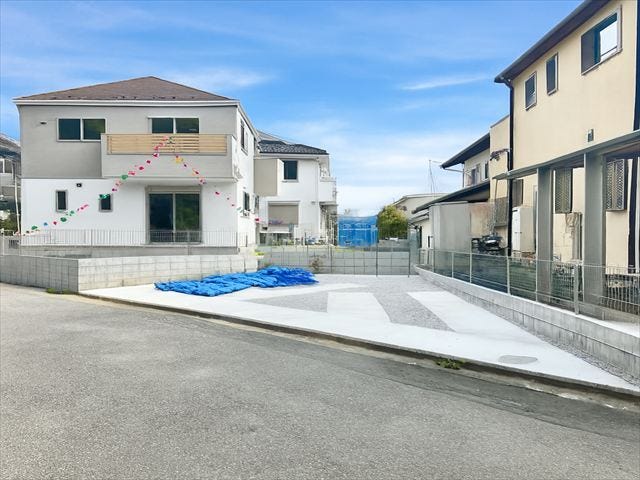 駐車場:舗装された駐車場です。3台停めていただくことが出来ます。※画像は実際の写真をもとにCGにて再現したイメージ画像であり、実際とは異なります。