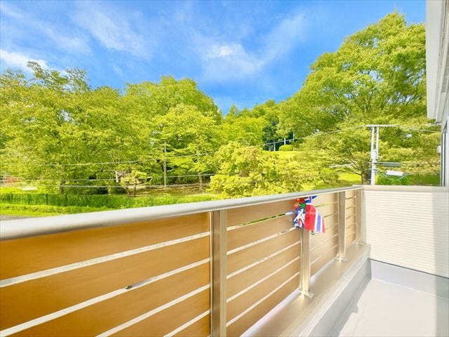 南西側バルコニー:明るい日差したっぷりのバルコニーです♪こんな天気の良い日は気持ち良く洗濯物を干せますね!※画像は実際の写真をもとにCGにて再現したイメージ画像であり、実際とは異なります。