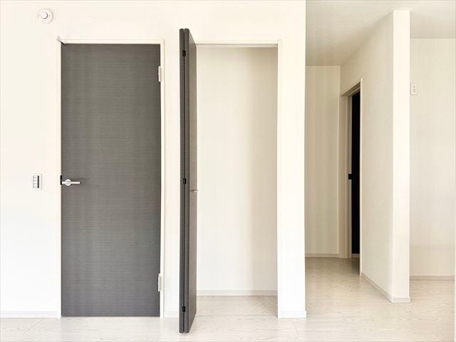 リビング収納:掃除道具やストックの収納に便利です。