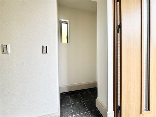 シューズインクローゼット:間仕切りがないので湿気がこもりにくく、荷物もすぐに取り出すことができます。ベビーカーも置いておくことができますね。