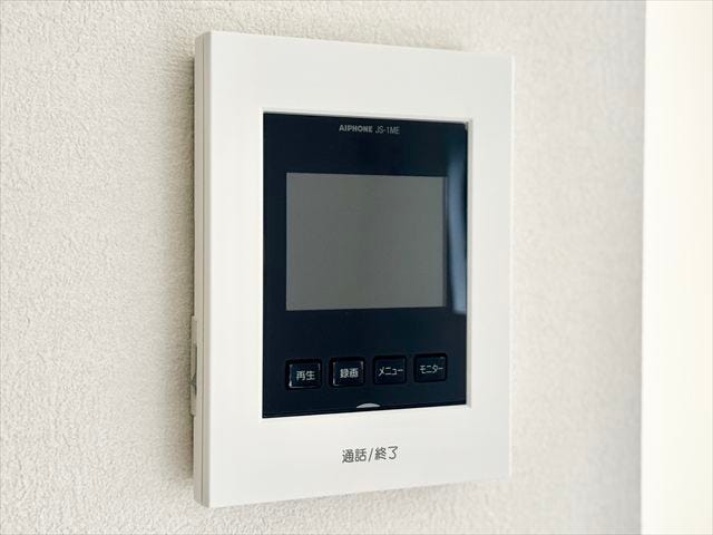 モニター付きインターホンなので、来客者の顔を確認してから対応することができます。