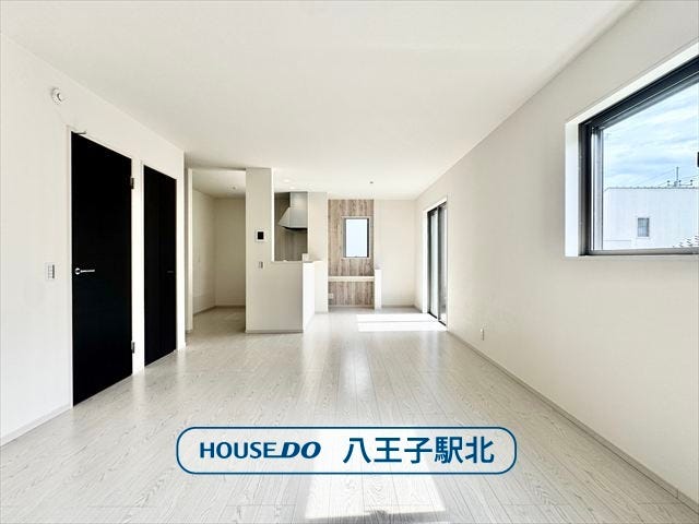 【リビング】
リビング:南東向きの広々20.5帖のLDKなので、毎日明るく爽やかな空間でご家族で過ごしていただけます。カウンターキッチンなのでコミュニケーションも自然と増えます。