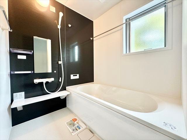 浴室:広めの浴槽なので、お子様とのバスタイムを楽しむことができそうです。一人でのバスタイムでもゆったり過ごすことができ、1日の疲れもしっかり癒すことができそうです。