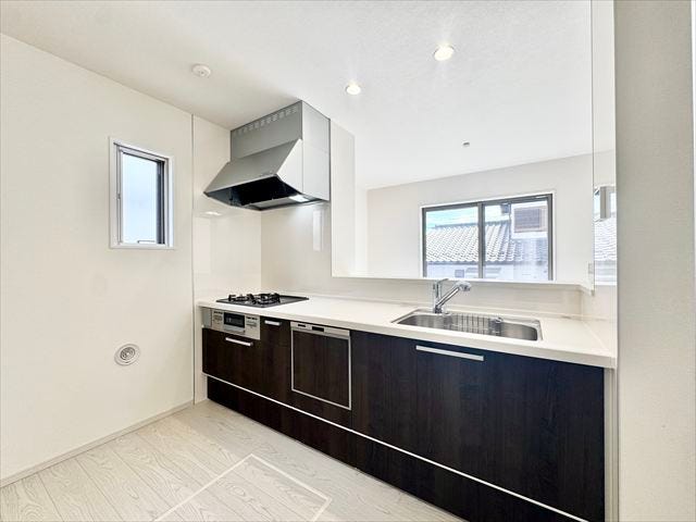 キッチン:カウンタースペースがあるので、出来立てのお料理の一時置き場や、食べ終わったお皿の一時置き場など多用に使うことができそうです。