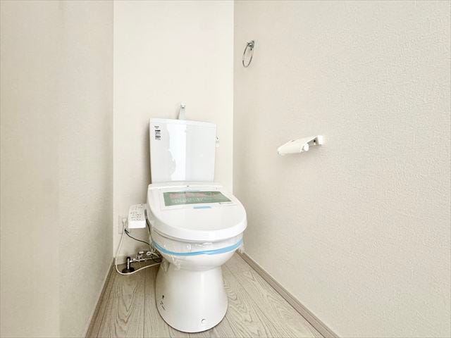 トイレ:白を基調としたシンプルな壁紙のトイレになります。2階にも設置されているのでお部屋からの移動も短縮できますね。