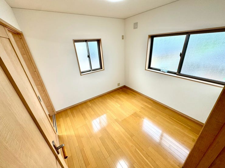 【Bedroom】ナチュラルな内装で、リラックスできる空間。寝室や書斎にも最適です。