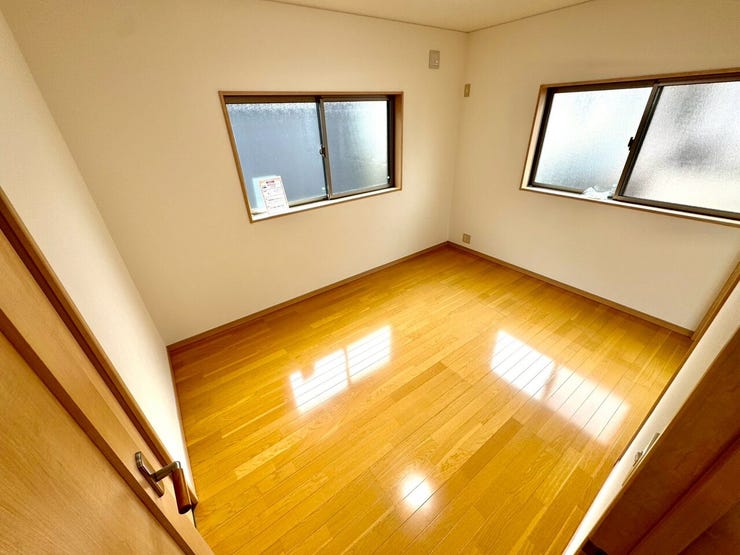 【Bedroom】ナチュラルな内装で、リラックスできる空間。寝室や書斎にも最適です。