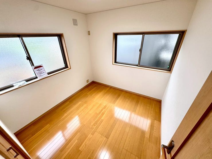 【Bedroom】ナチュラルな内装で、リラックスできる空間。寝室や書斎にも最適です。