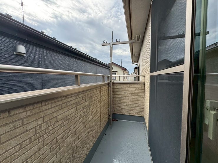 【Balcony】日当たりの良いバルコニーはお洗濯物がしっかり乾きやすく、毎日の家事にも重宝します。