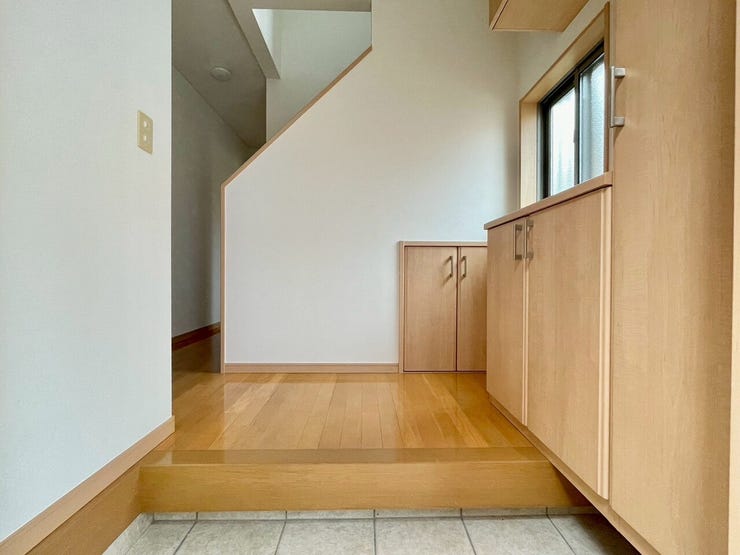 【Entrance】シューズボックス完備の玄関で、靴や小物もスッキリ収納できます。