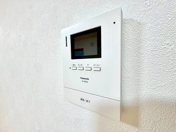 【Facilities】来訪者を確認できるモニター付きインターホンで、防犯面も安心です。