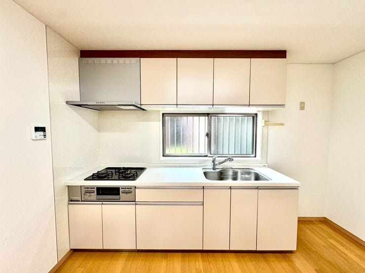 【kitchen】効率よく使える広々キッチン。収納力も高く、料理の時間がスムーズに。