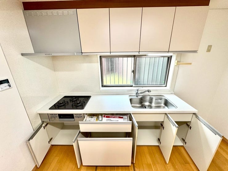 【kitchen】広めのキッチンは料理のしやすさを追求した設計。収納も豊富で作業がしやすい空間です。