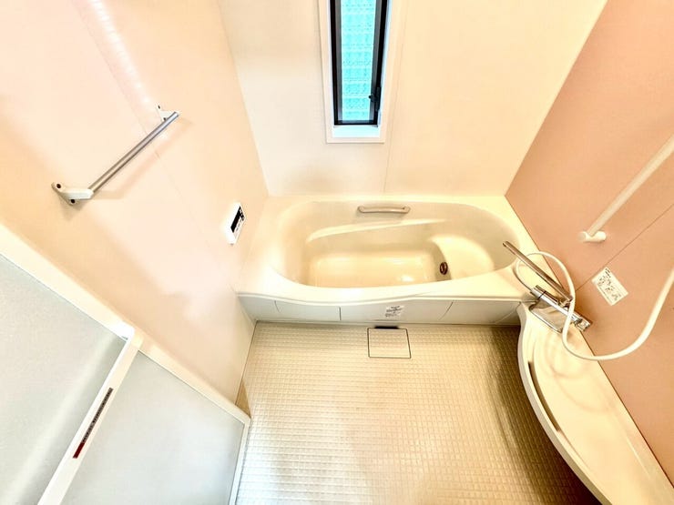 【Bathroom】お子様とのバスタイムにも十分な広さがあり、掃除も簡単にできます。