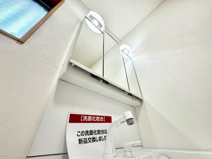 【Washroom】すっきりとしたデザインで、毎日の生活が快適に。収納も豊富な洗面所です。