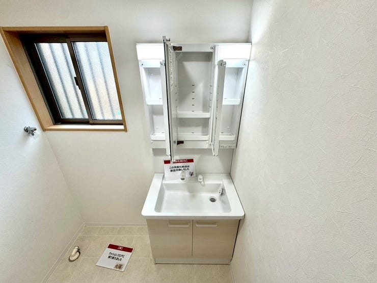 【Washroom】毎朝の準備がスムーズに。広めの洗面台と収納が使いやすい洗面所です。