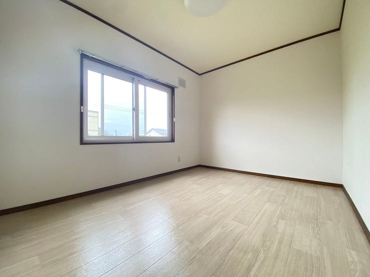 2階1つ目の6帖洋室です。南向きの採光で室内は明るく心地よいお部屋です。