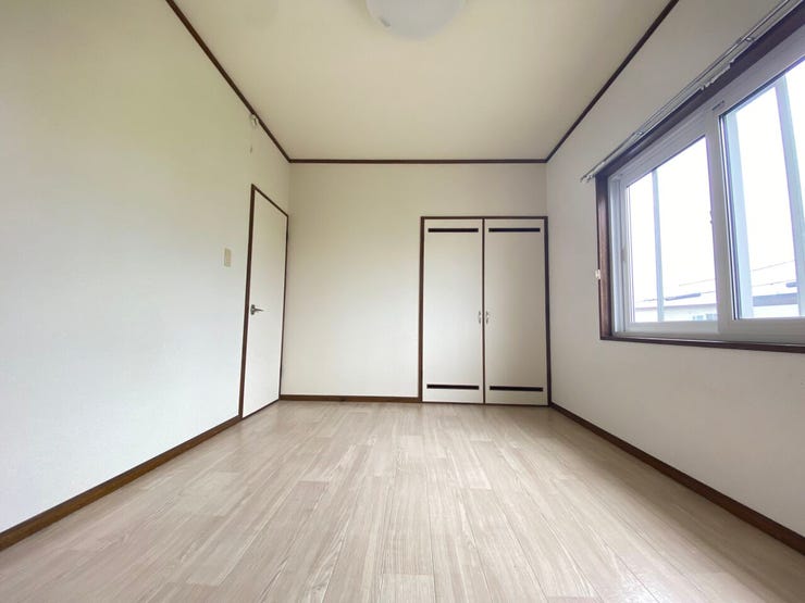 こちらも収納付きでお部屋をスッキリとお使いいただけます。