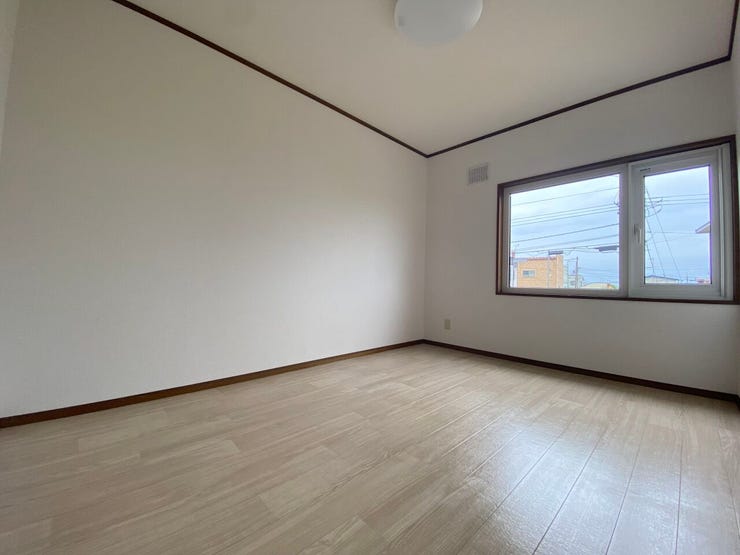 2階2つ目の6帖洋室です。南向きの採光で室内は明るく心地よいお部屋です。
