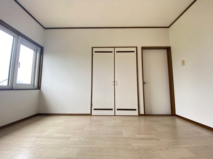 こちらも収納付きでお部屋をスッキリとお使いいただけます。