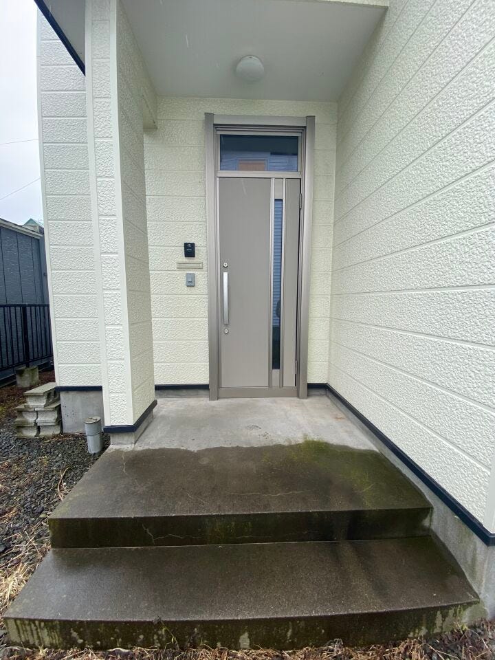 採光窓付きの玄関ドアで、やさしい自然光が差し込む心地よい玄関です。