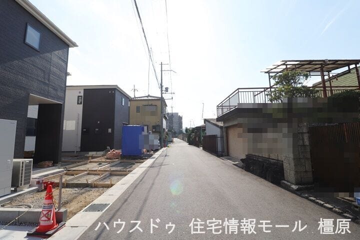 開発分譲地内。前面道路との高低差も無く、大型車でもスムーズに出し入れできます。(2025年11月17日撮影)