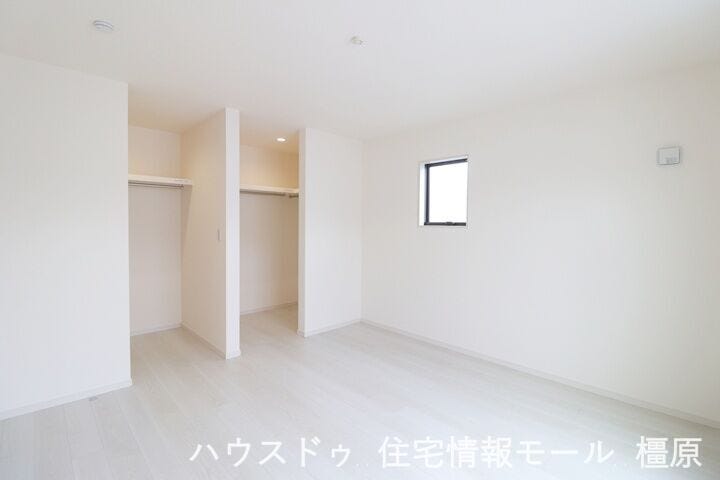 大容量のクローゼットがあり、沢山の衣類や小物もすっきり整理できます。