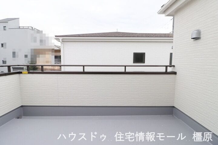 日差しがたっぷり降りそそぐ南向きバルコニー。冬場でもお洗濯物がしっかり乾きます。