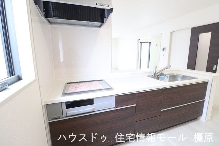 現在建築工事中。大切な構造部分もしっかりご確認いただけます。現地と合わせてモデルルームも是非ご覧下さい。(2025年10月10日撮影)