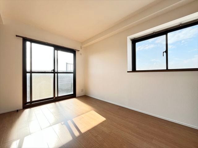 日当たり良好で、バルコニーと繋がる窓からたっぷり光が差し込みます。明るく風通しも良く、毎日を快適に過ごせる住まいです。