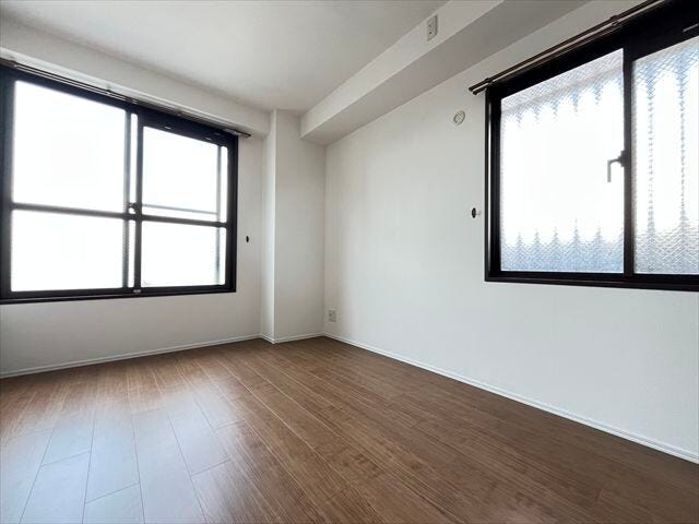 二面採光により、室内にたっぷりと自然光が差し込み、明るく開放的な空間を実現。風通しも良く快適に過ごせます。