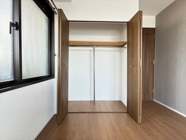 各居室に大きめのクローゼットがついています。引き出しタイプの家具を入れれば、ハンガーにかけれない物もスッキリ収納できますね。