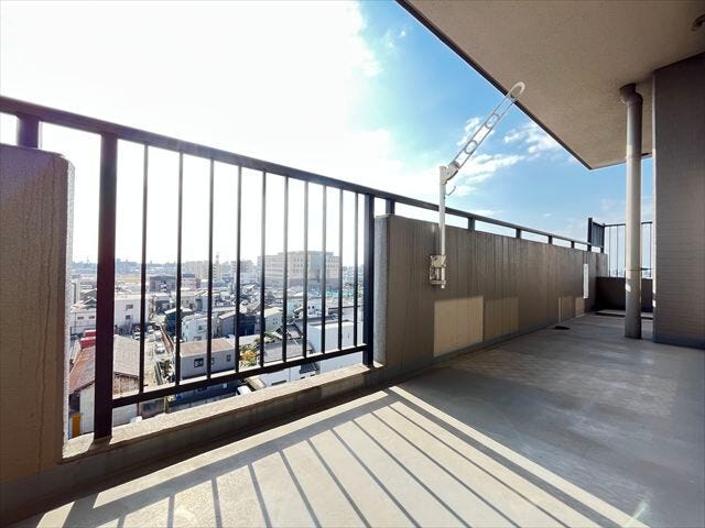 明るい日差したっぷり入り込む南向きバルコニーです♪こんな天気の良い日は気持ち良く洗濯物を干せますね!