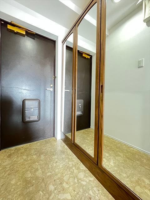 玄関収納には全身が映る鏡が付いているので、コートを着てカバンを持ち、靴を履いた状態でのトータルチェックが出来ますね♪