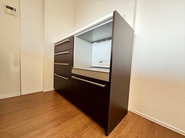 落ち着いたブラウンカラーの引き出しと引き出し式棚を備えたモダンな収納キャビネット。調理器具や日用品をすっきり整理でき、キッチン全体がよりスマートで使いやすい空間になります!