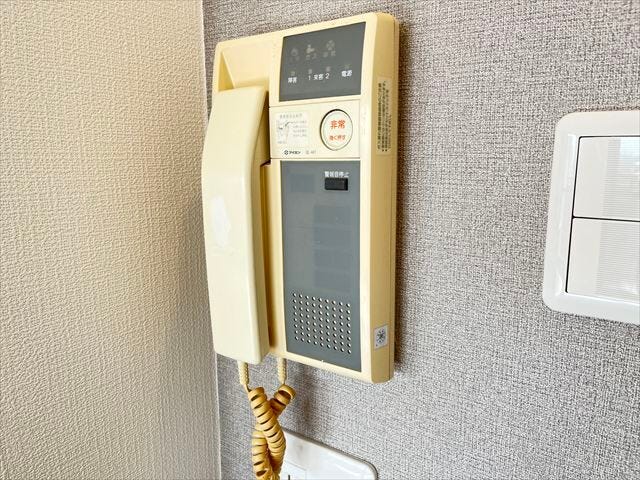 壁掛け式のセキュリティインターホンを採用しており、来訪者をその場で確認できるため安心感のある暮らしをサポートします。操作もしやすく、日常の安全性と利便性を高めてくれる設備です。