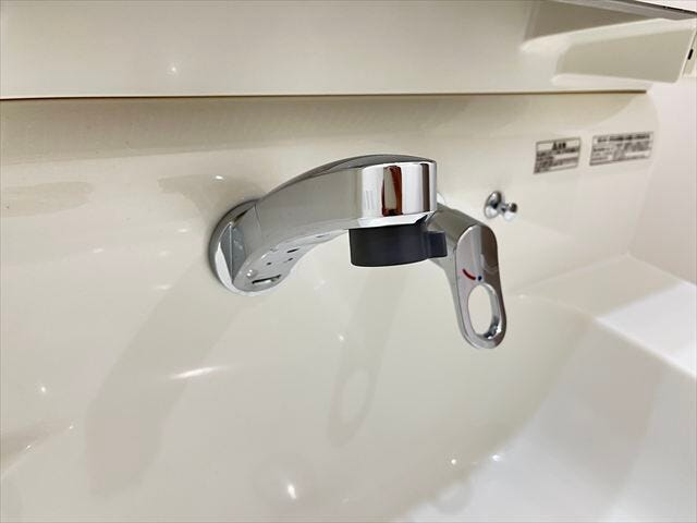 シャワー付洗面化粧台を採用!洗髪や手洗い洗濯はもちろん、洗面台のお掃除もしやすく毎日快適に使える便利な設備です♪