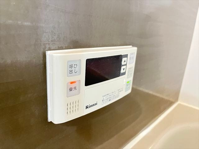 オートバスを採用しており、温度設定から湯張りの水量まで自動でコントロール可能!忙しい日でも快適に入浴の準備ができる便利な給湯設備です。