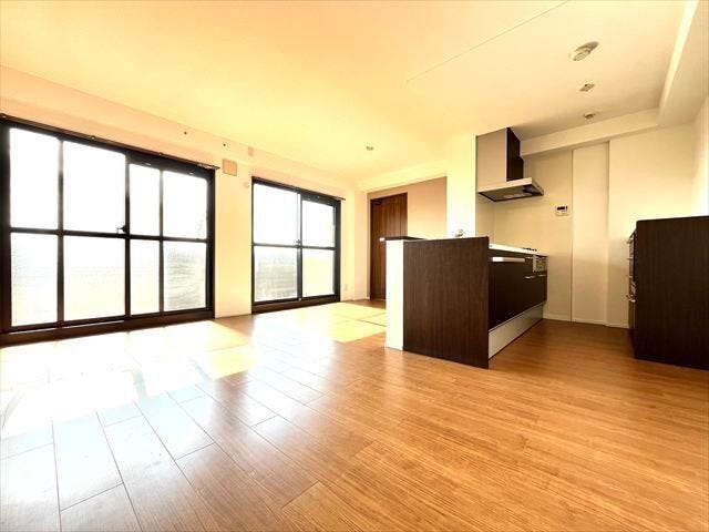 家族でくつろぐスペースは気持ちの良い空間で過ごしたいですよね。南向きの窓から陽射しが入り、採光・通風共に良好です。