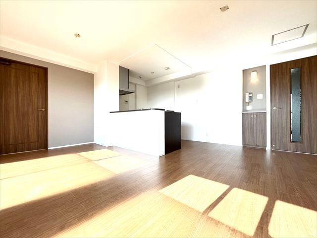 南向きのリビングは日当り良好です。隣には和室も続いているので、扉をオープンにして空間を広く使うことも出来ますね!