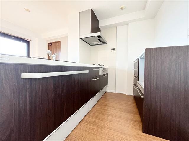 キッチンからリビングの様子が良く分かるので、お子様から目を離すことなく安心して料理することができます。