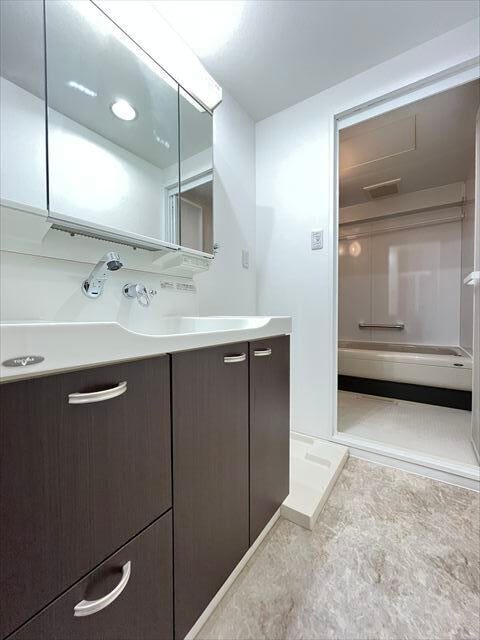 人気の3面鏡を採用しました。ミラー裏が収納になっているので、生活感を出さずに収納することが出来ます。